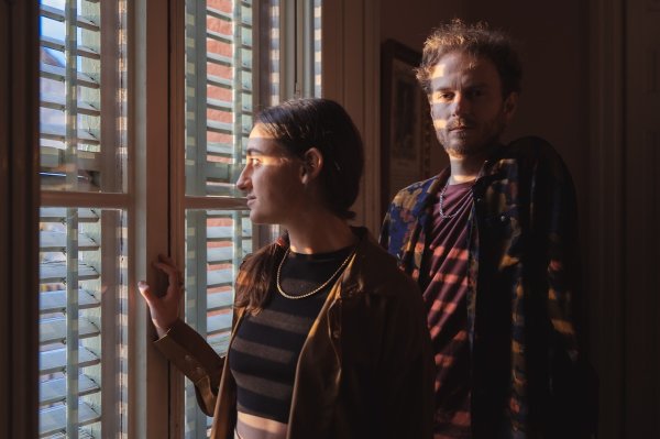 La lluna, la pruna es vesteixen d’udol