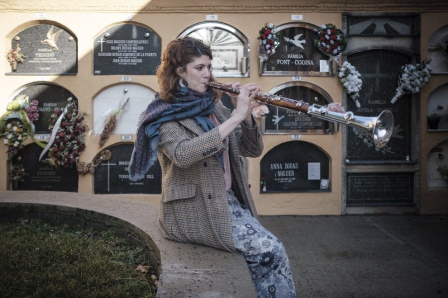 Passar el drapet per la tomba dels poetes