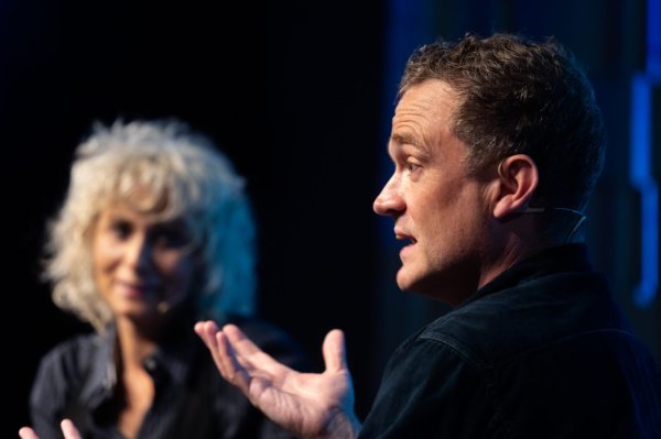 Com treballa Patrick Radden Keefe?