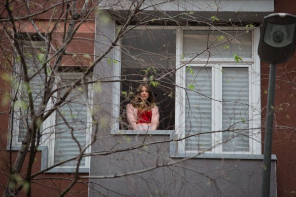 La noia que pinta els balcons de Barcelona