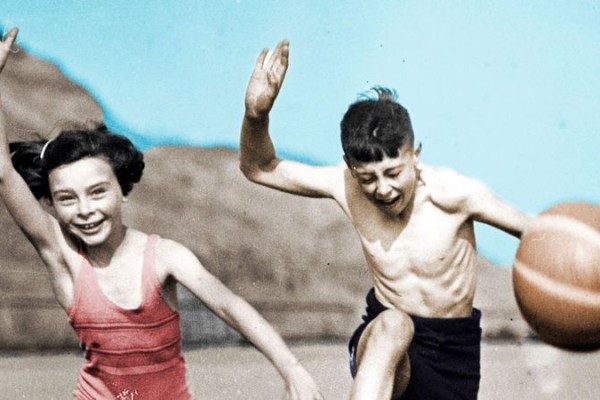 Un nen i una nena jugant a la platja el 1939.