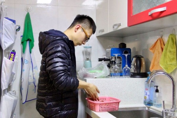 El Lucas, de 25 anys i solter, al pis que comparteix amb el Yizhi i el Zac Zhao.