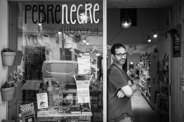 Des del cor del barri del Clot, a Barcelona, Oriol Canosa acompanya els nens en les seves primeres lectures i observa què és el que els fa viatjar entre les pàgines. (Jordi Borràs Abelló)