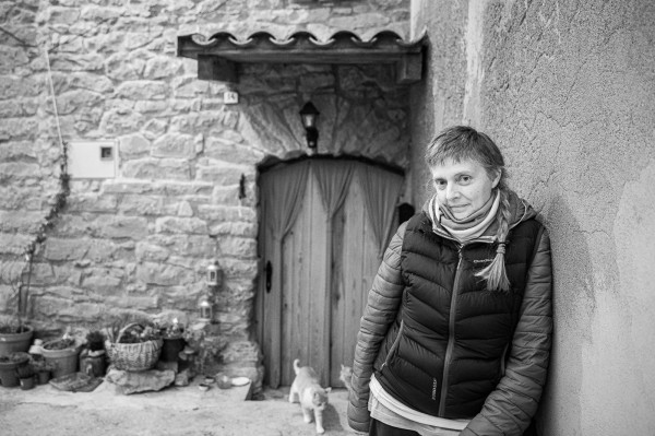 Des de petita, la Marta ha viscut envoltada d’herbes aromàtiques i olis essencials, i aquí, en un petit poble de la Noguera, hi troba el seu lloc. (Fotografies de Jordi Borràs Abelló)