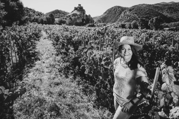 Judit Sogas entre les seves vinyes de Rubió de Sòls, a la Noguera, que cultiva de manera artesanal i ecològica. (Fotografies de Jordi Borràs Abelló)