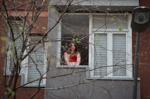 La Maryna Chervinska observa des de la finestra del seu pis de Barcelona. Des de dalt o des de baix, sempre a la recerca de balcons. (Fotografies de Sira Esclasans Cardona)