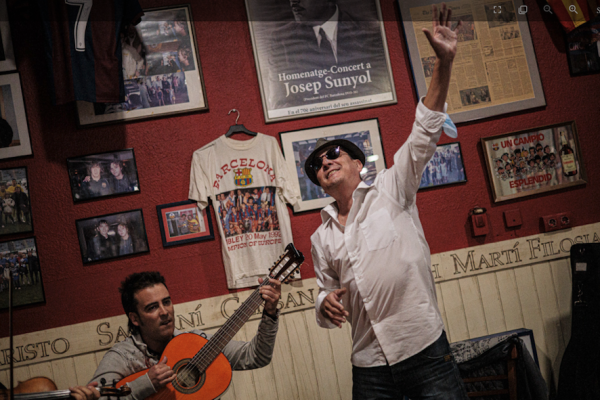 Amunt! Ens enlairem amb els garrotins que fan festa al bar Elena de Lleida, seu de la penya barcelonista Som un Sentiment. (Fotografies de Jordi Borràs Abelló)