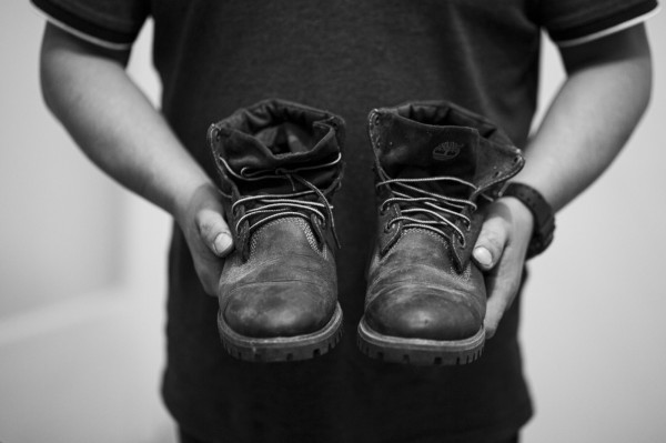Amb aquestes botes l’Alejandro Díaz ha cercat durant anys el seu refugi cap a una vida millor. (Fotografies de Daniel Ríos Bernal)