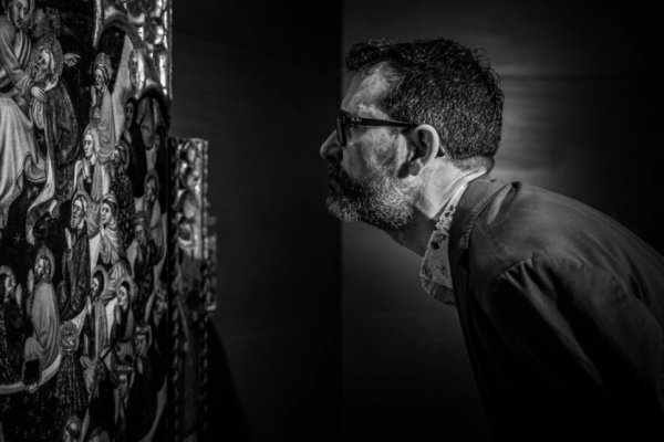 Inquiet i minuciós, Albert Velasco observa les obres del passat i hi dialoga. (Fotografia de Jordi Borràs Abelló)