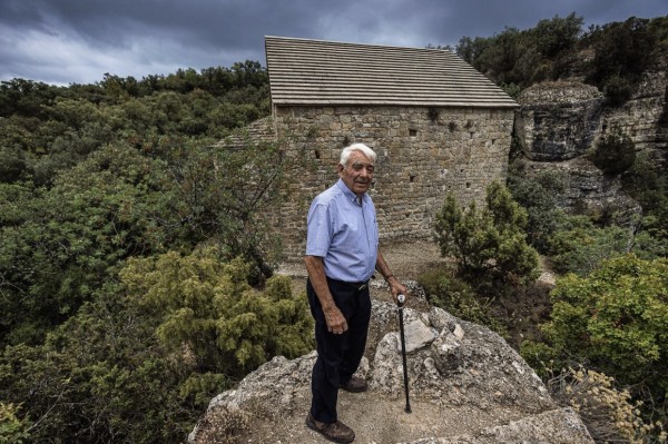 Josep Gregori s’alça davant de l’ermita de Sant Urbà, al terme de les Avellanes i Santa Linya. (Fotografies de Jordi Borràs Abelló)