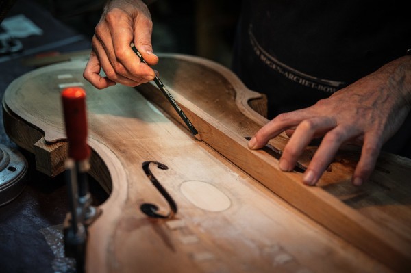 Mireu com treballen en una de les botigues i taller d’instruments de corda més antics que continuen en actiu. (Fotografies de Jordi Borràs Abelló)