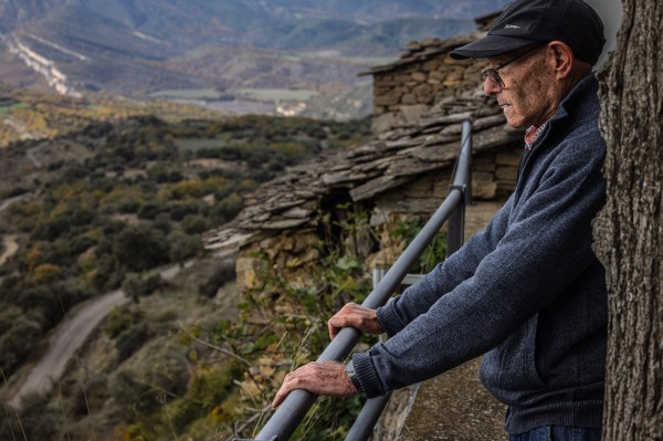 Al Pallars Jussà hi ha moltes persones com Joan Mauri que observen amb impotència com les carreteres que van construir amb les seves mans desapareixen. (Foto: Jordi Borràs)
