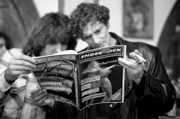 El grup de Sau mirant un exemplar de la revista. (Fotografia de Xavier Mercadé)