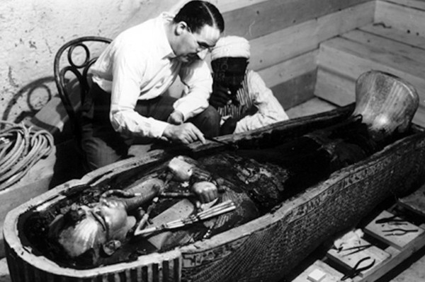 L’arqueòleg Howard Carter en el sarcòfag de Tutankamón | Foto: Harry Burton