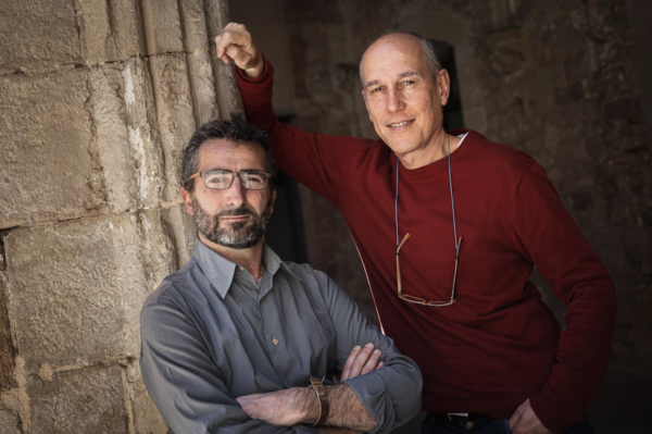 Els traductors Pau Vidal i Pere Comellas. Dues mirades, dues llengües al servei d’una altra: el català. (Fotografia de Jordi Borràs Abelló)